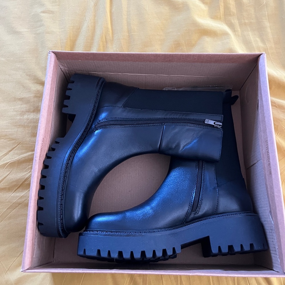 Steve Madden Women’s black zip up leather boots brand new inbox